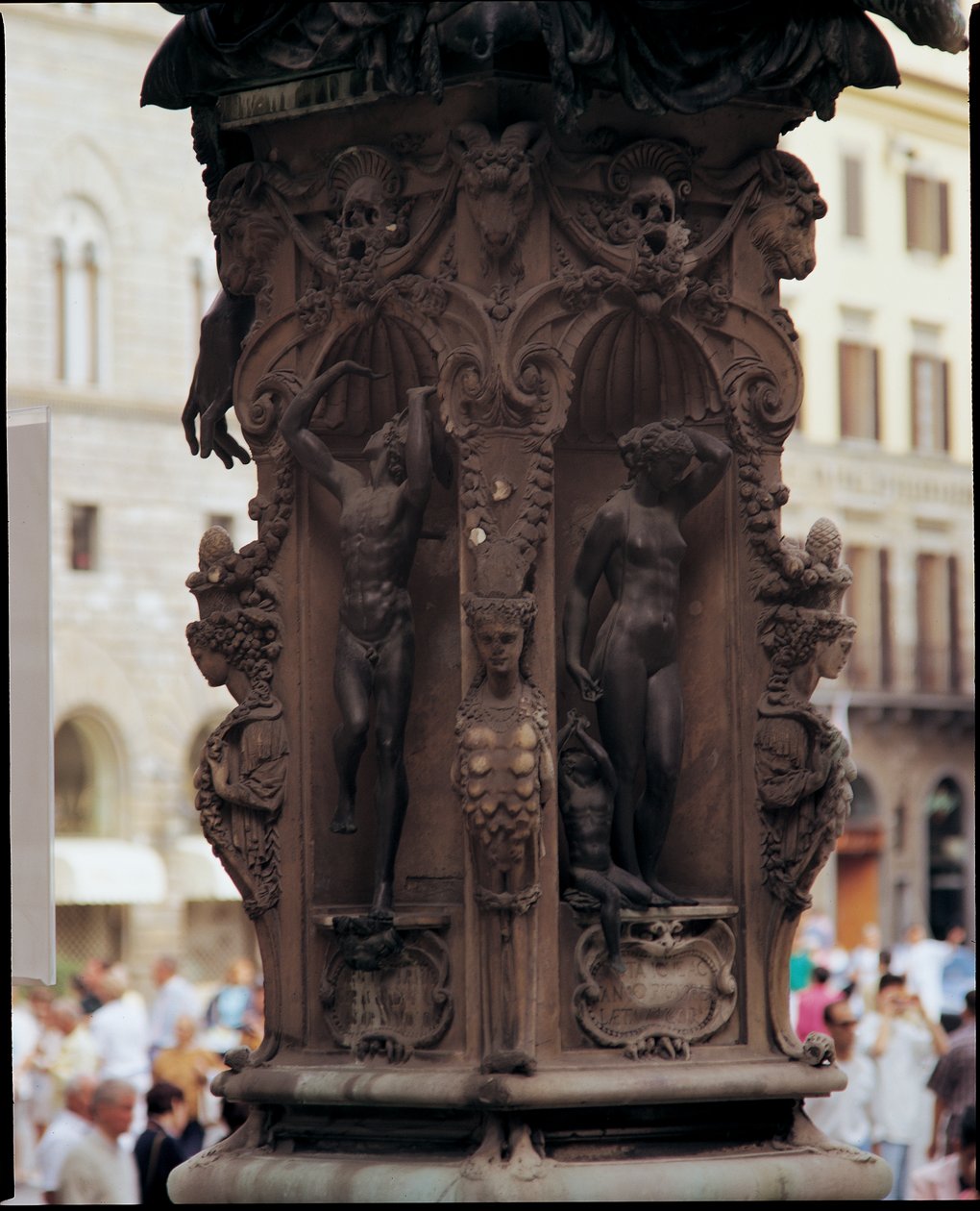 Detalj av Merkurius, Danae och Perseus, från basen av en skulptur av Perseus med Medusas huvud, 1545-55 brons av Benvenuto Cellini