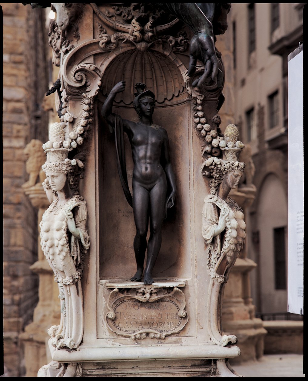 Detalj av Minerva, från basen av en skulptur av Perseus med Medusas huvud, 1545-55 brons av Benvenuto Cellini