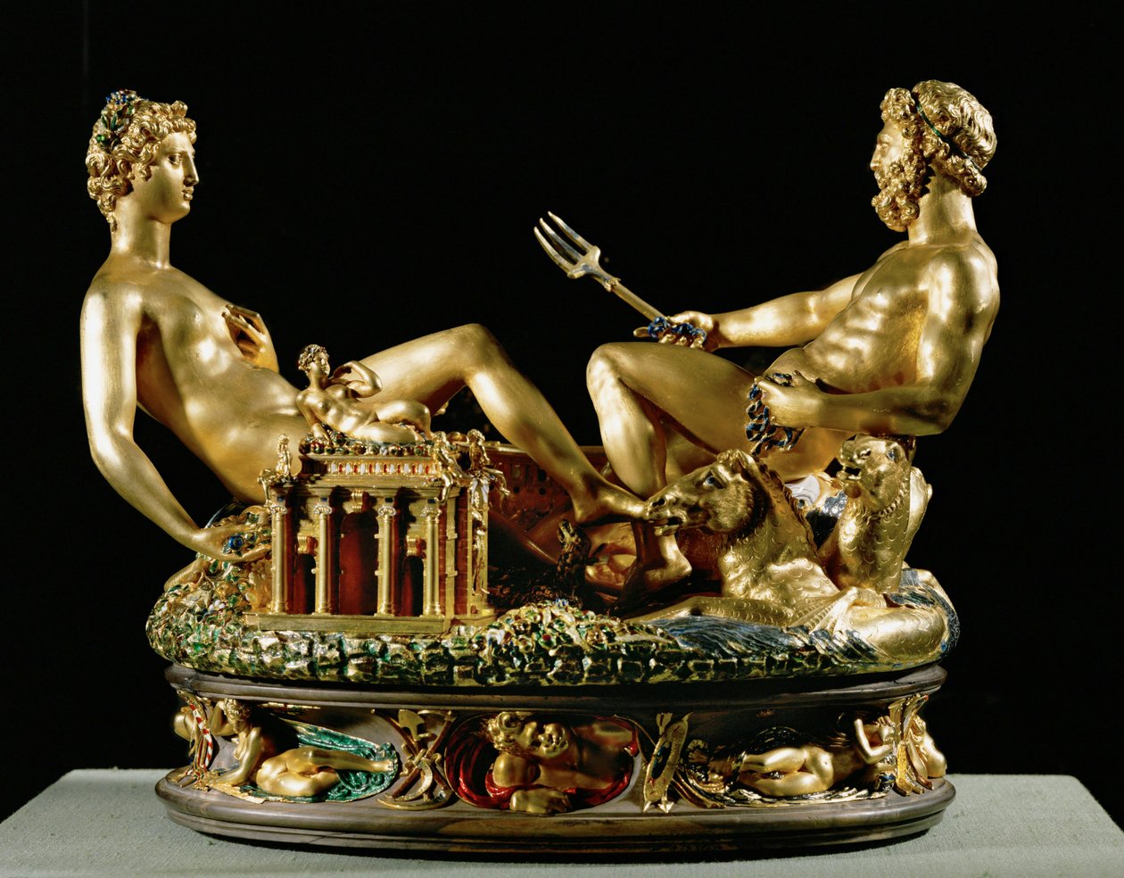 Saliera, saltkar (guld, nielloverkstäder och bas av ebenholts) av Benvenuto Cellini