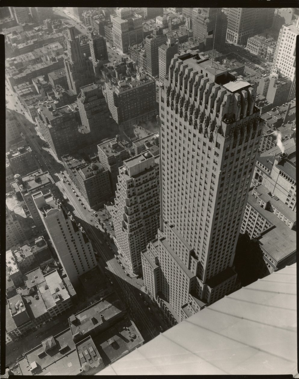 Chanin Building, New York av Berenice Abbott