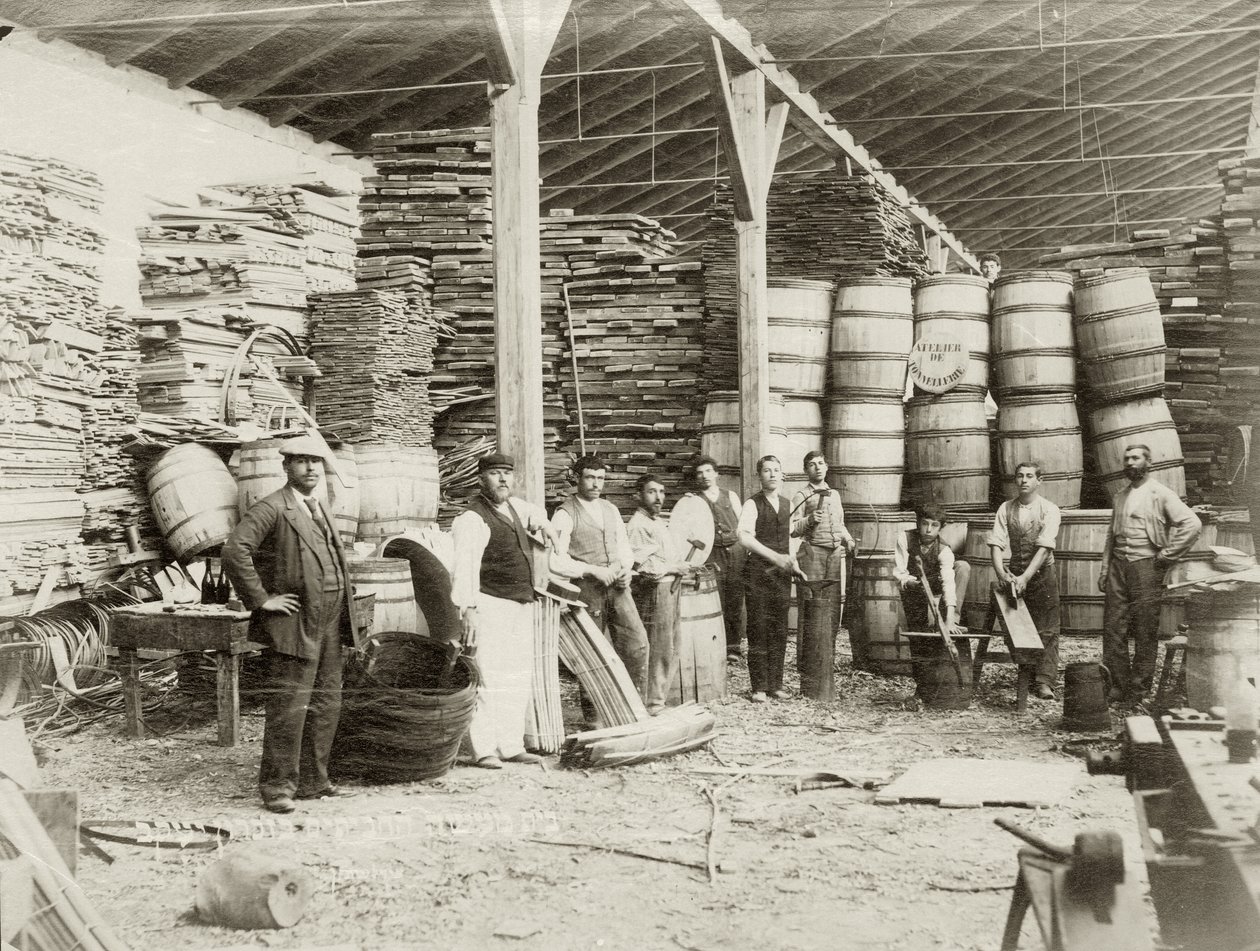 Interiör i en tunnfabrik i Zichron Yaacov med arbetare, ca 1898-1900 svartvitt foto av Bernard Edelstein