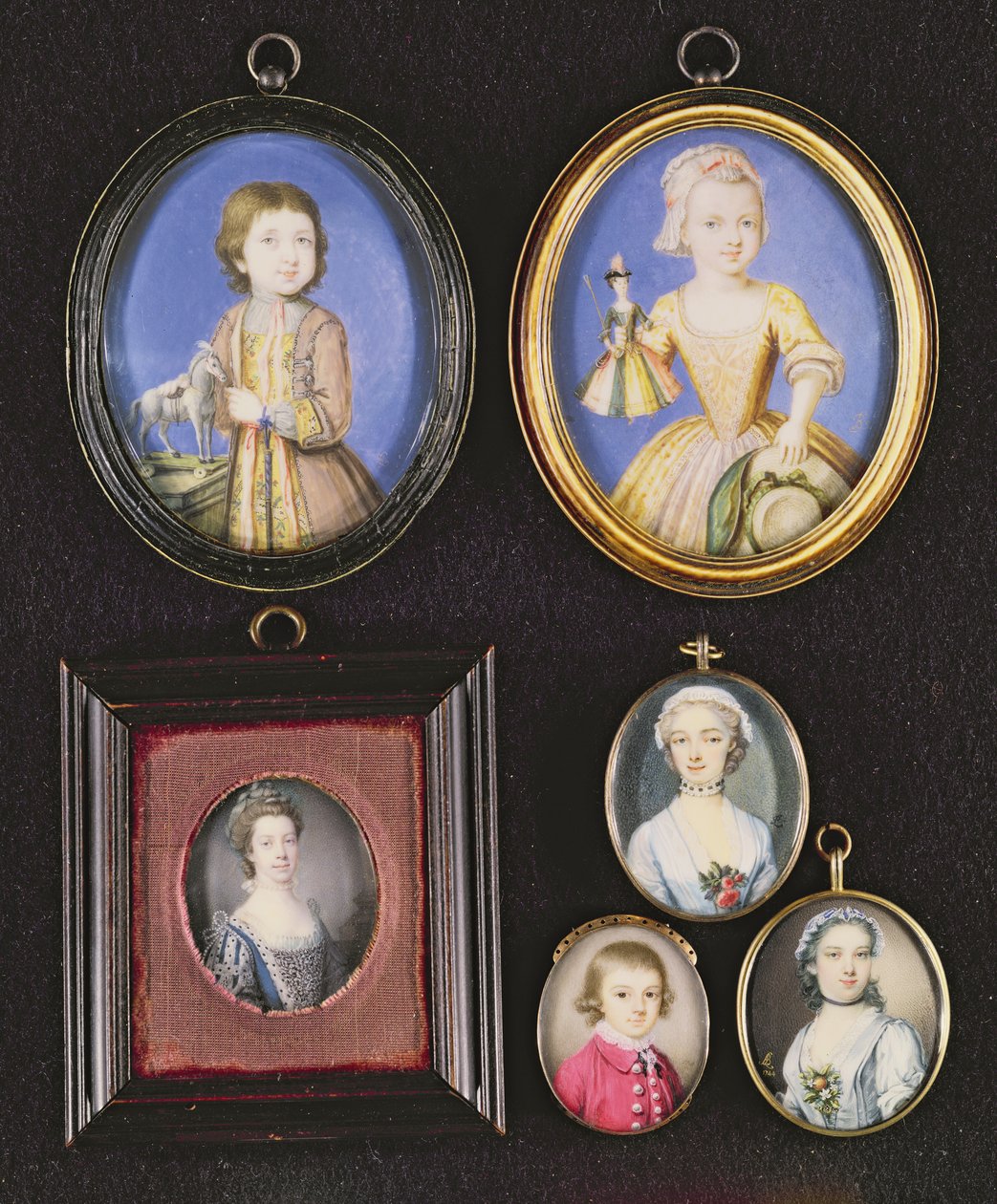 Porträtt miniatyrer. L till R och T till B: Richard Whitmore av Bernard Lens (1682-1740); Katherine Whitmore av Bernard Lens (1682-1740); Drottning Charlotte av Samuel Finney (1718-98); Okänd pojke av Thomas av Bernard Lens