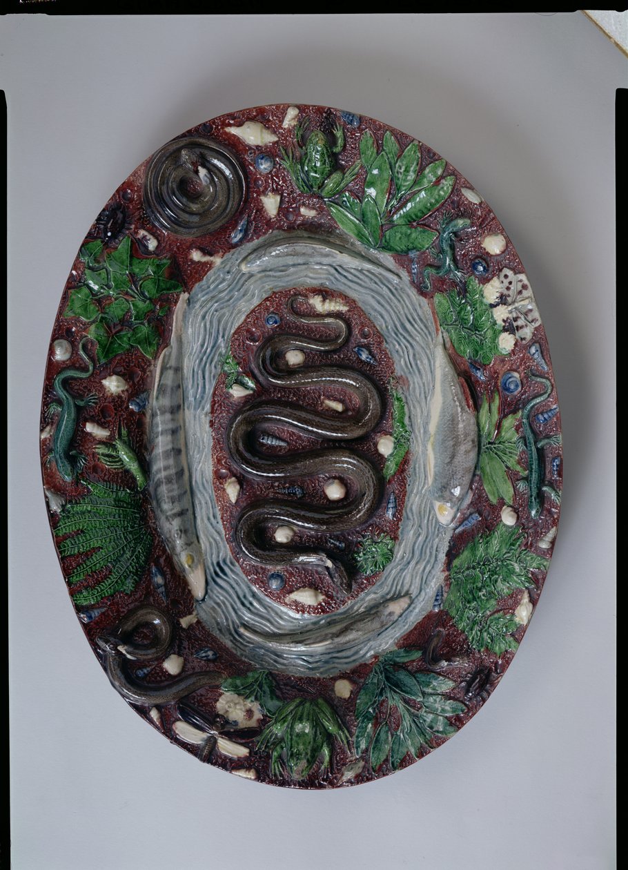 Stort ovalt fat gjutet i relief med en gräsorm, batrachians och fisk (lergods) av Bernard Palissy