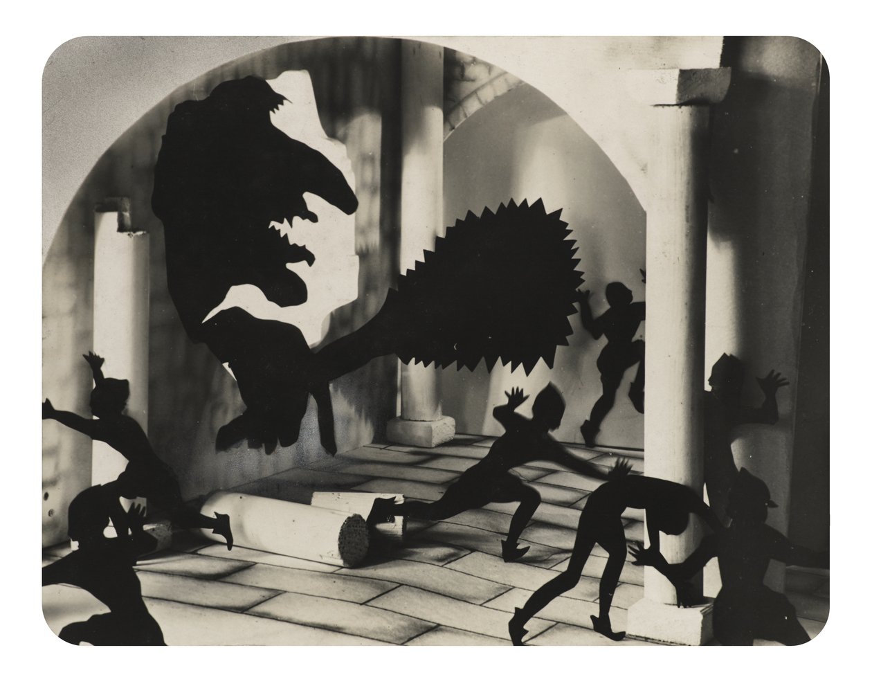 Fantastiska figurer, möjligen 1920-tal (gelatin silvertryck) av Bernard Alfieri
