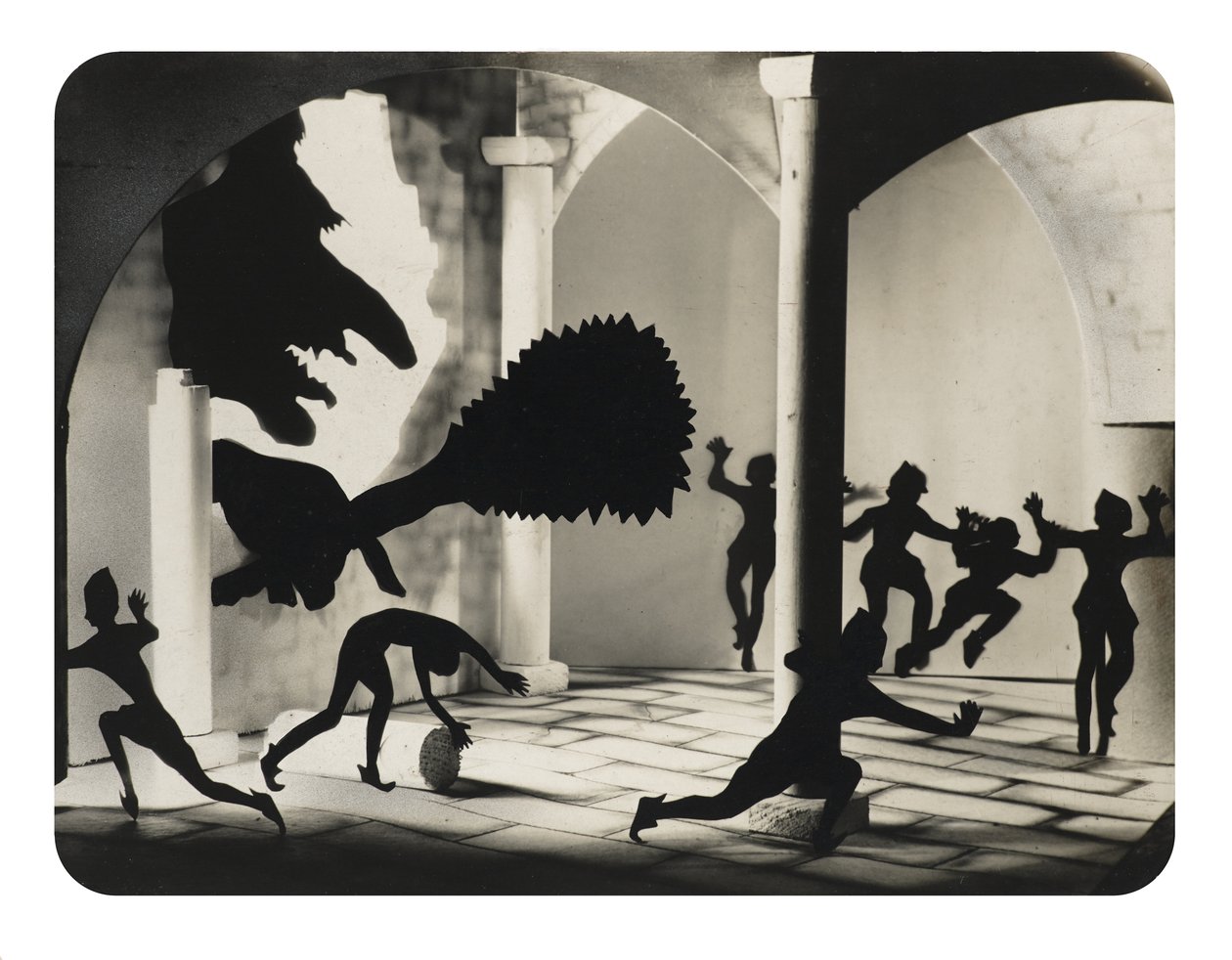 Fantastiska figurer, möjligen 1920-tal (gelatin silvertryck) av Bernard Alfieri