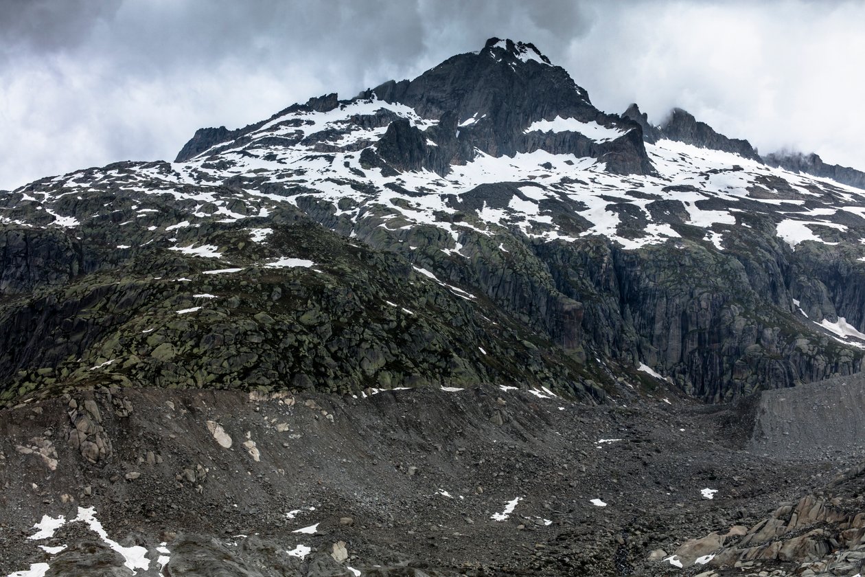 Berg ovanför Rhôneglaciären, Schweiz (foto) av Bernard Bonnefon
