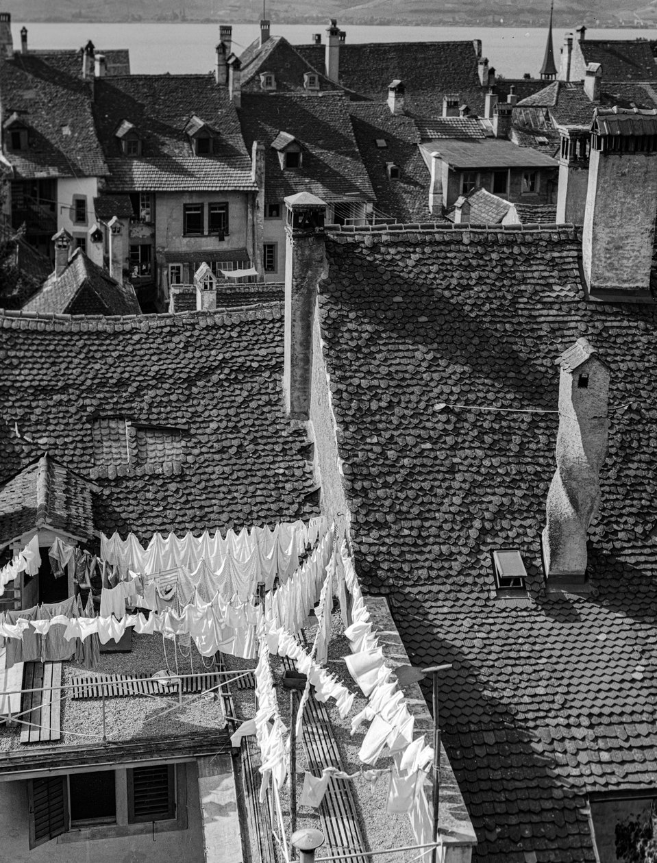 Gavelformade tak och tvättstugetorkning på gamla italienska byhus av Bernard F. Rogers