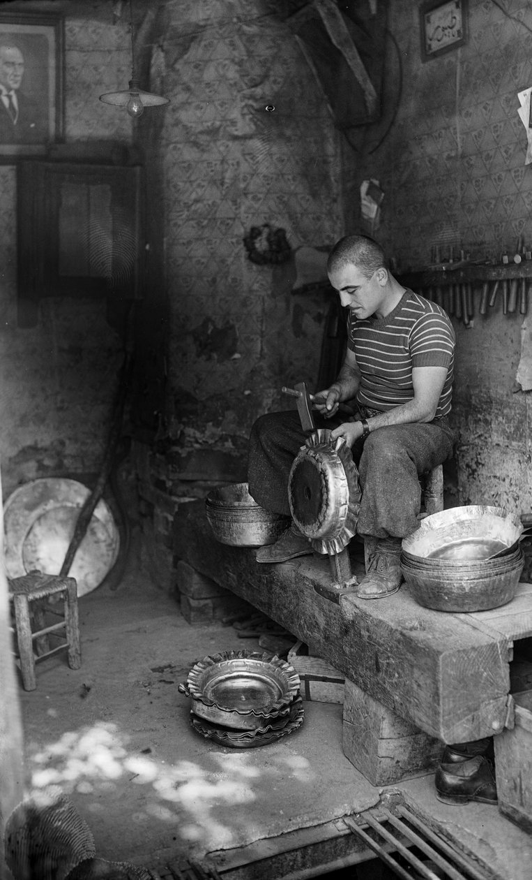 Italiensk metallarbetare hamrar på en plåtform för att tillverka ett upphöjt kärl eller en kruka, Italien av Bernard F. Rogers