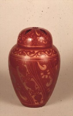 Potpourri och lock i kopparglans, ca 1905-15 (keramik) av Bernard Moore