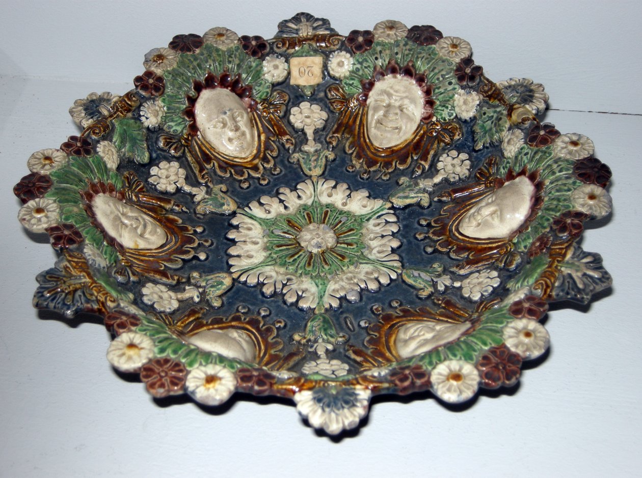 Maträtt med groteska ansikten (fajans) av Bernard Palissy