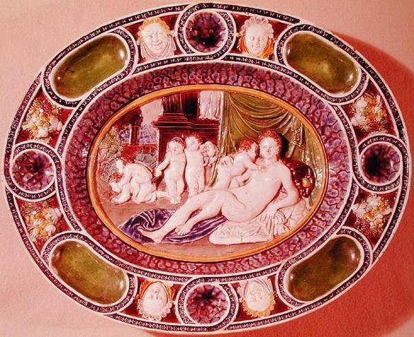 Oval platta som föreställer en hona som representerar fertilitet (fajans) av Bernard Palissy