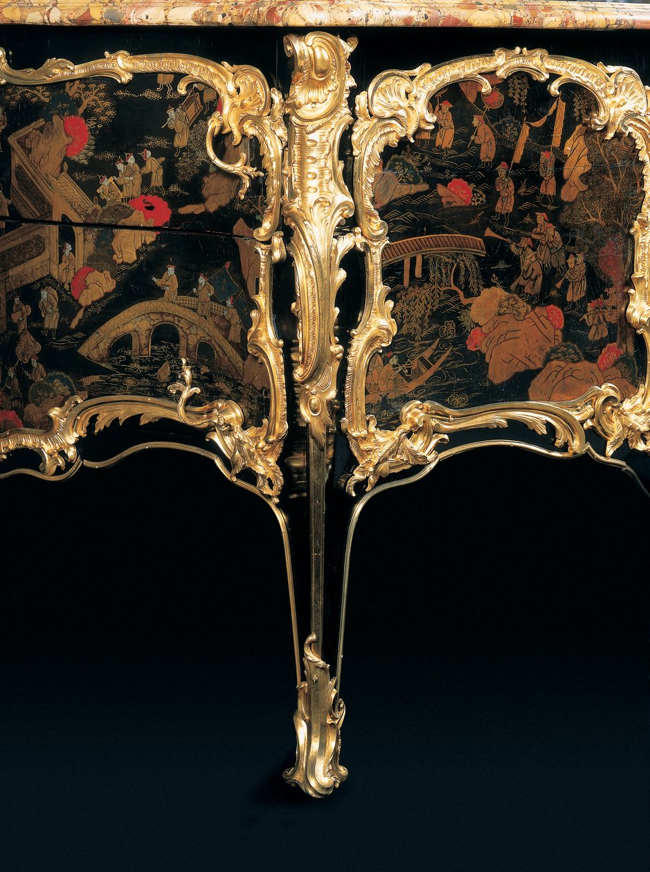 En Ludvig XV-kommod av Bernard van Risenburgh II