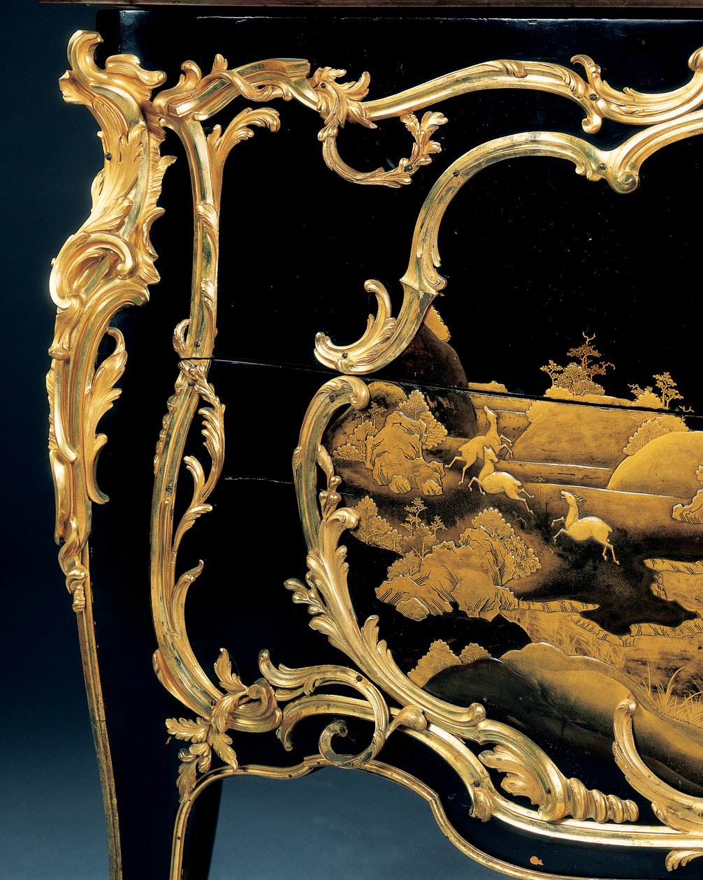 Kommod (ormolu-monterad japansk lack) av Bernard van Risenburgh II
