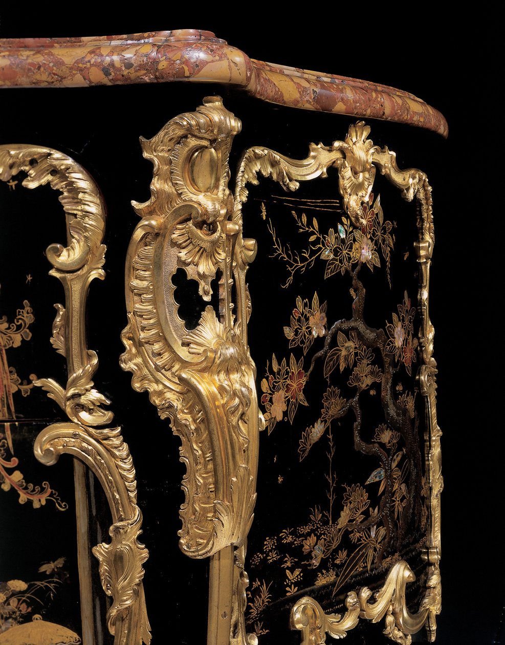 Kommode, ca 1745 (ormolu-monterad japansk lack & eboniserat trä) av Bernard van Risenburgh II
