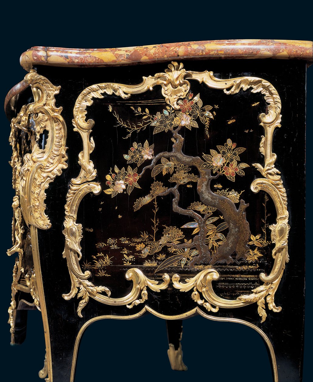 Kommode, ca 1745 (ormolu-monterad japansk lack & eboniserat trä) av Bernard van Risenburgh II