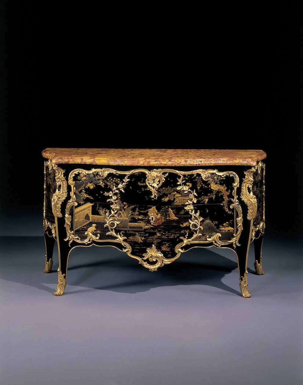Kommode, ca 1745 (ormolu-monterad japansk lack & eboniserat trä) av Bernard van Risenburgh II