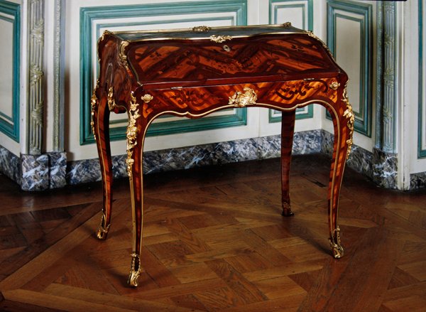 Louis XV Secretaire stämplat med bokstäverna B.V.R.B av Bernard van Risenburgh II