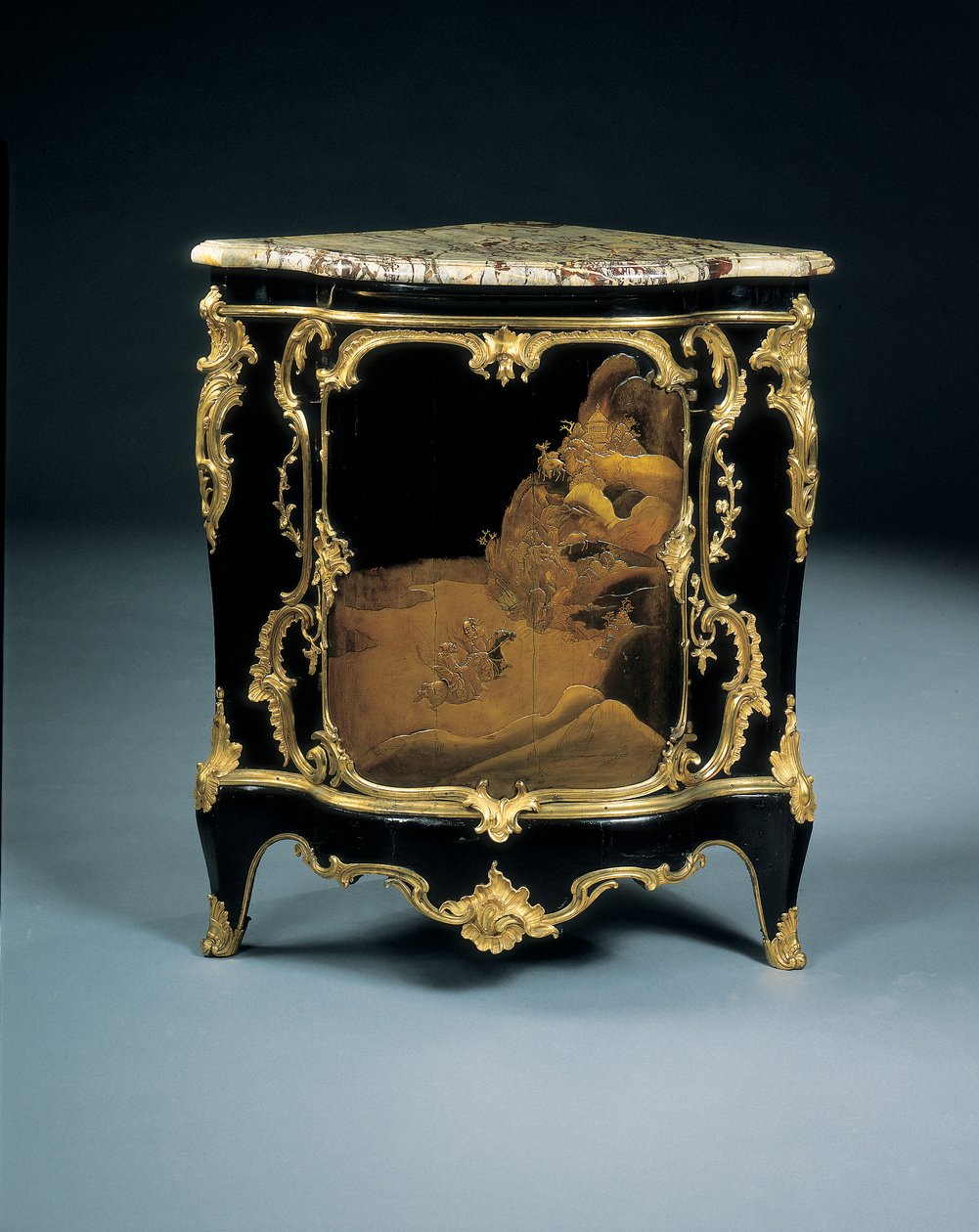 En av ett par Ludvig XV encoignure, c.1750 av Bernard van Risenburgh II
