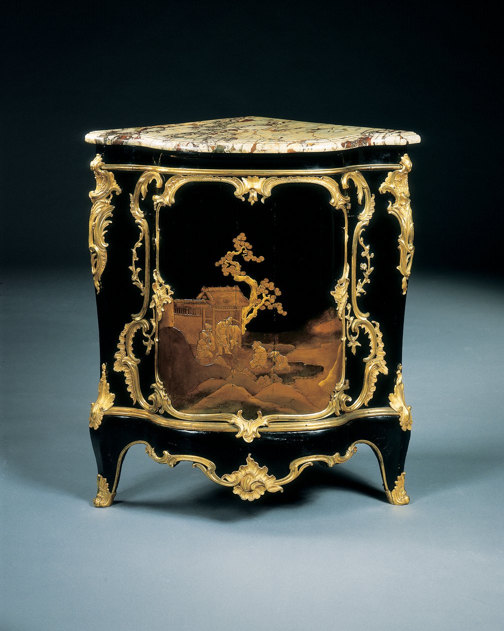 En av ett par Ludvig XV encoignure, c.1750 av Bernard van Risenburgh II