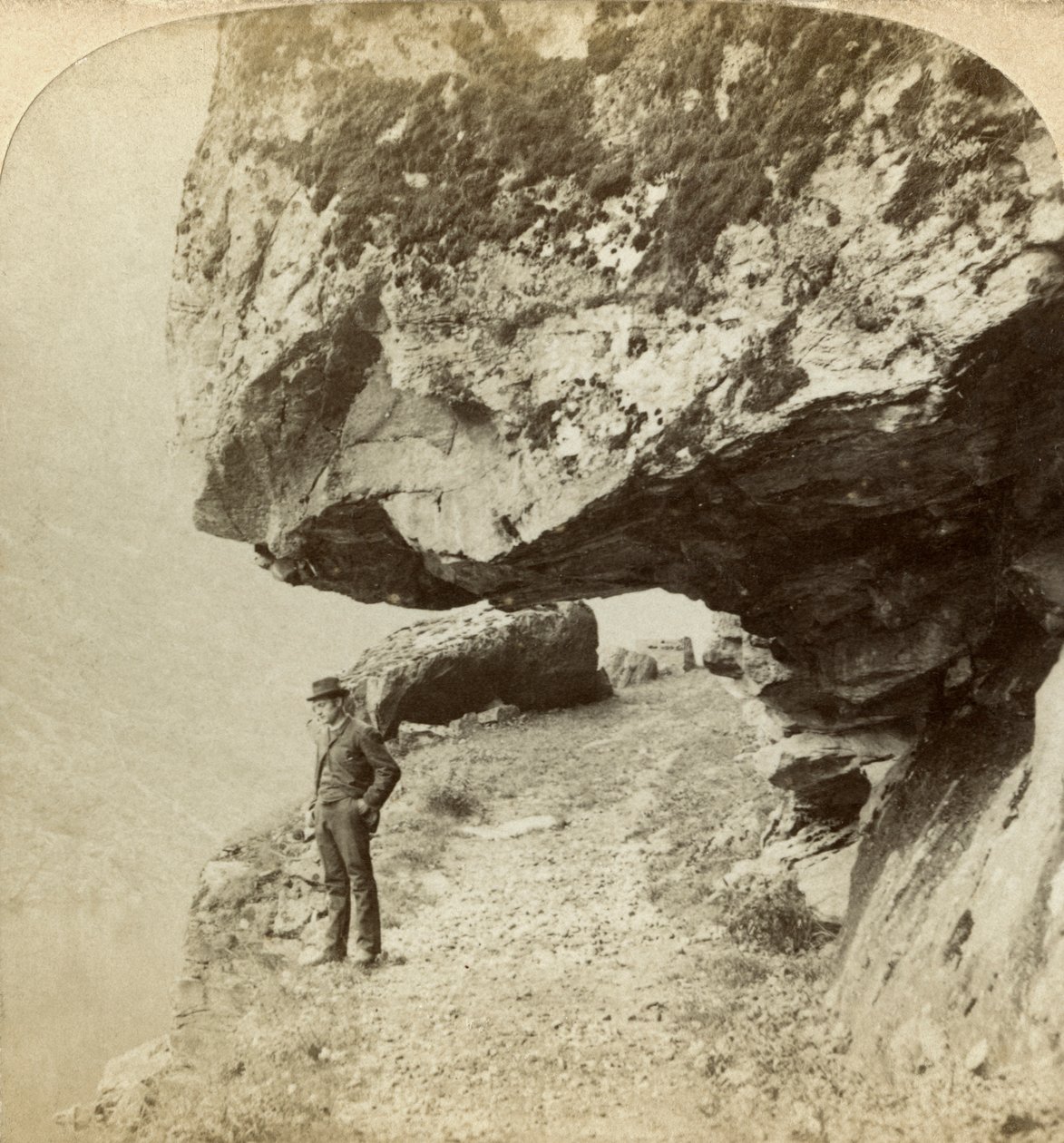 Man på en klippa med utsikt över Naeroyfjord, Sogne, Norge. av Bert Underwood