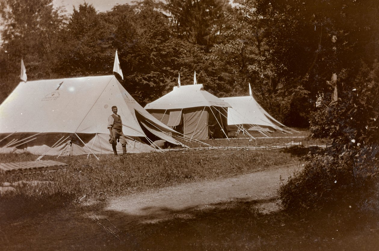 Album av första världskriget i Friuli-Venezia Giulia: tar emot, kirurgi och påklädning framför Villa Brazzà, hem till 17 på sjukhuset för krig i Soleschiano Manzano, foto taget från kyrktornet, 05/1916 (s/v) Foto) av Bietti Bietti