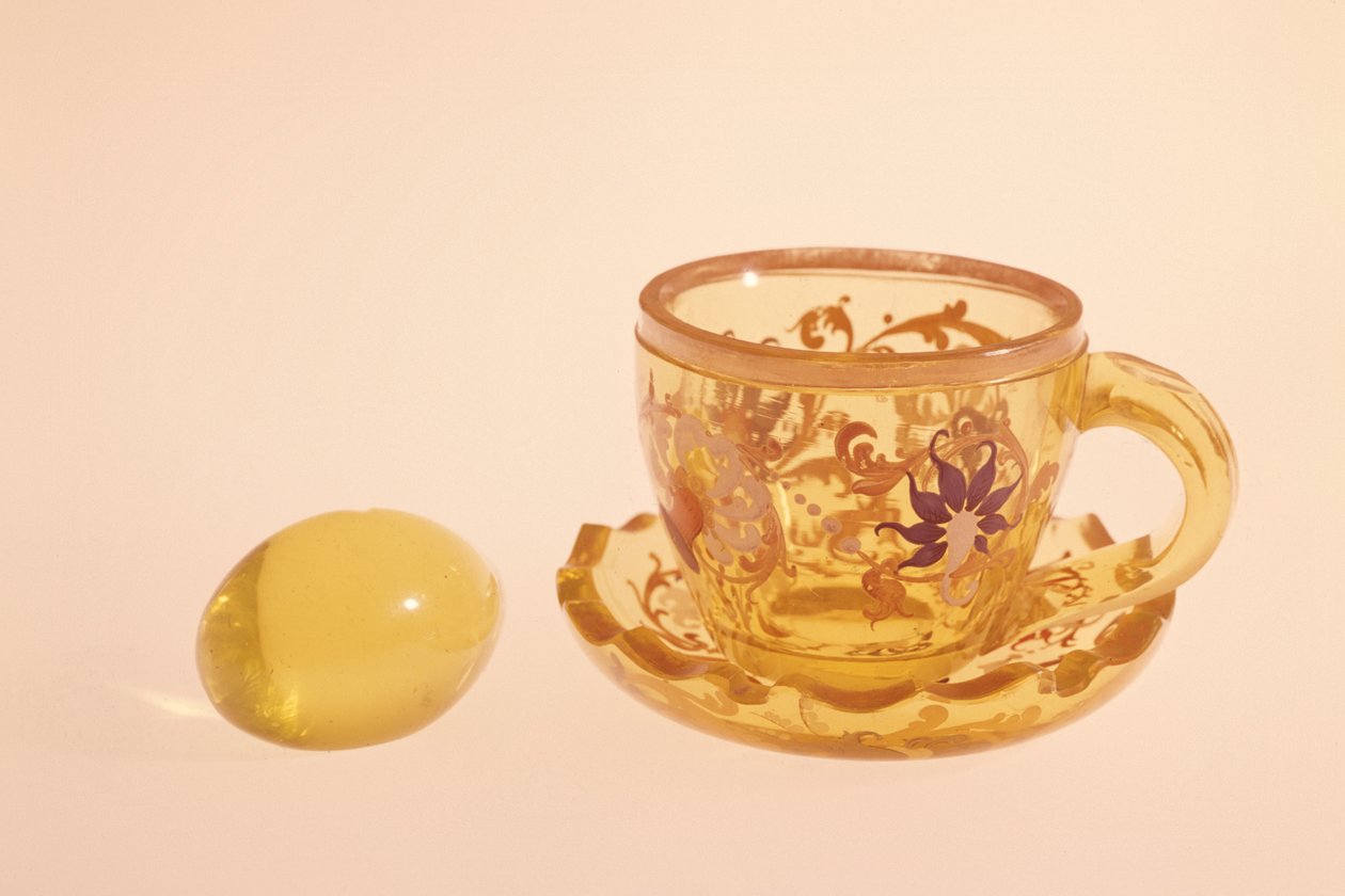 Annagelb emaljerad och skuren glaskopp och fat, ca 1840 (glas) av Bohemian School