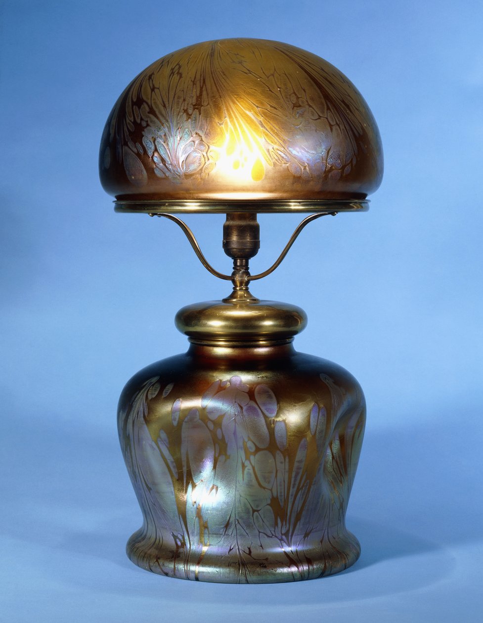 En sällsynt Loetz mässingsmonterad bordslampa (glas med guldmetallglans och brons) av Bohemian School