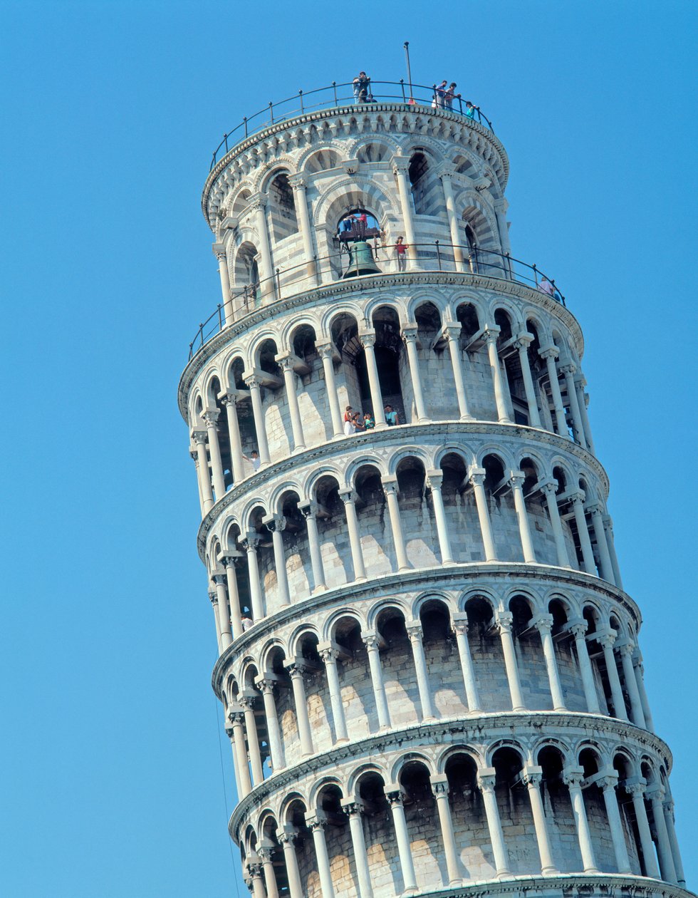 Utsikt över det lutande tornet av Bonannus of Pisa