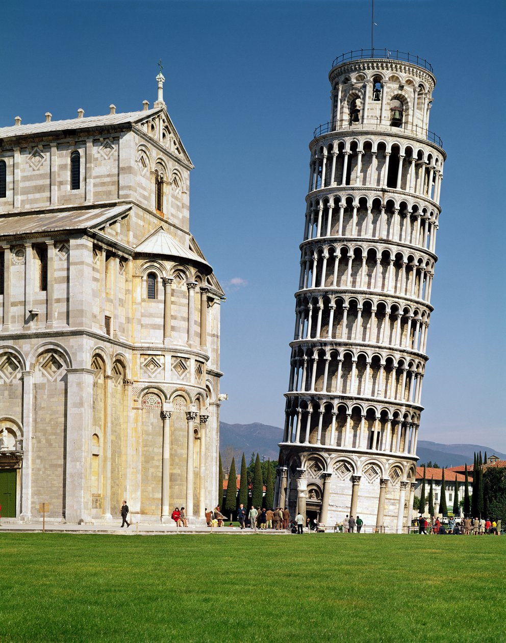 Utsikt över det lutande tornet av Bonannus of Pisa