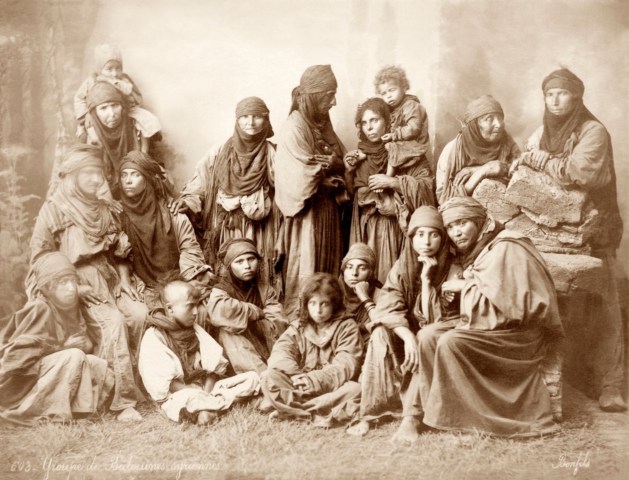 Grupp på 17 beduinska kvinnor och barn, ca 1867-98 av Bonfils Studio