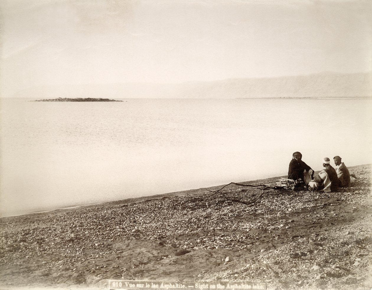 Den norra änden av Döda havet med ön Rujm el Bahr, ca 1867-96 av Bonfils Studio