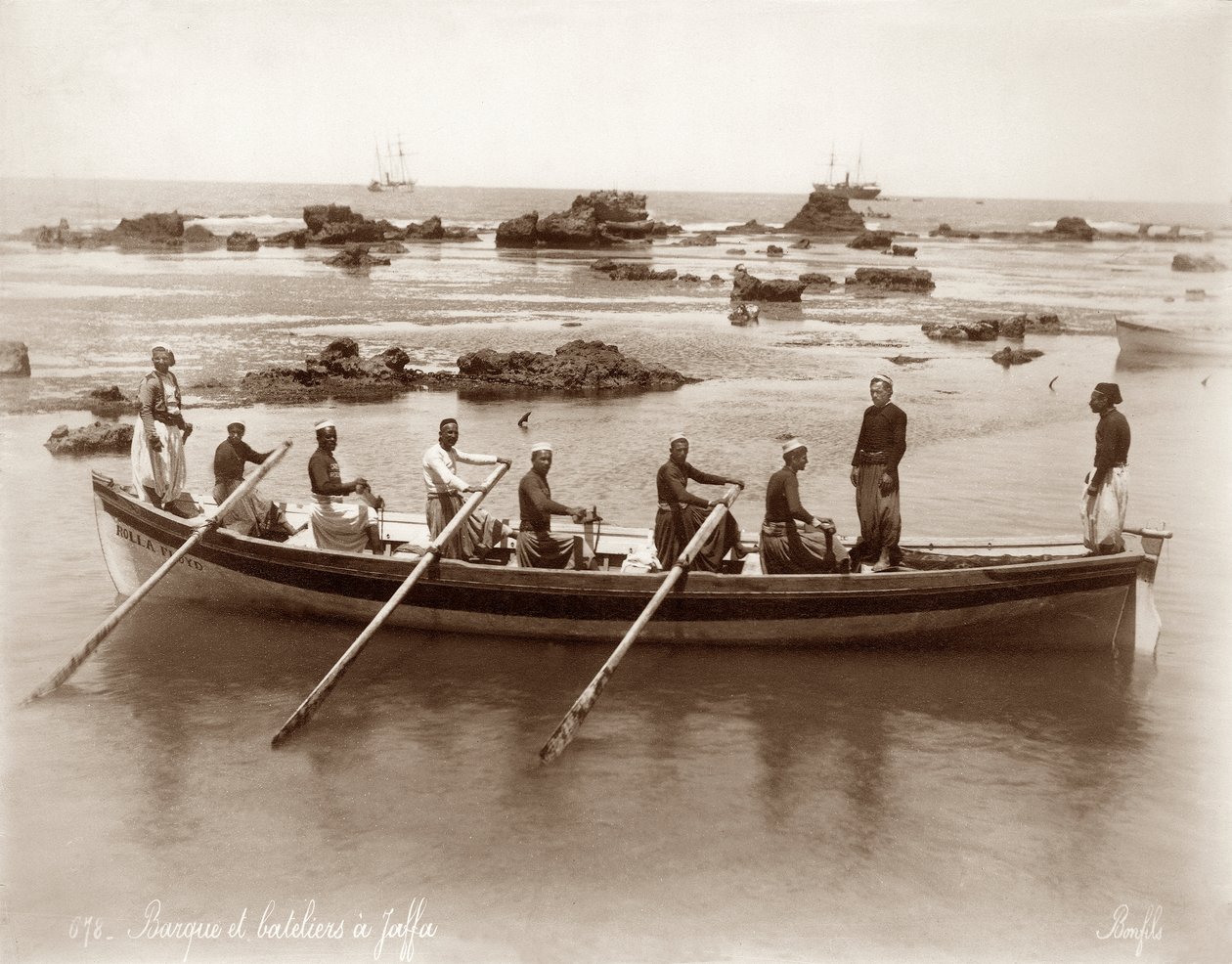 Utsikt över en båt och hamnklippor i Jaffa, ca 1867-96 av Bonfils Studio
