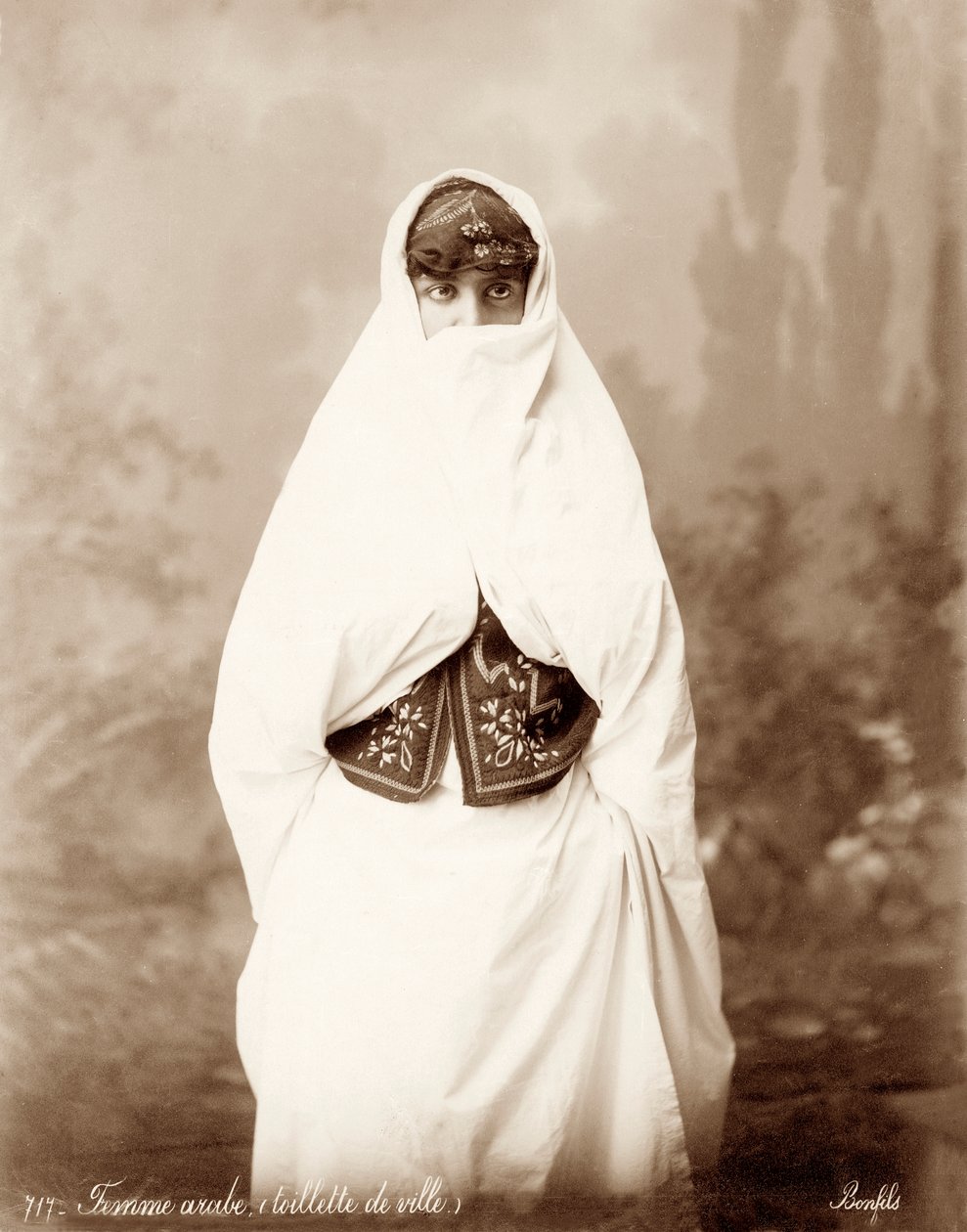 Kvinna i palestinsk kostym, ca 1867-98 av Bonfils Studio