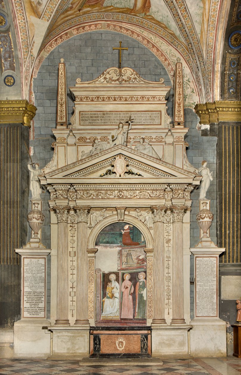 Norra tvärskeppet, ärkeängelns altare, Bakom altartavlan fresker av Bonifatius Bembo, Jungfru och barn Saint Aquilina och Saint Catherine of Alexandria, Ovan symbol för Umilitas av Bonifacio Bembo