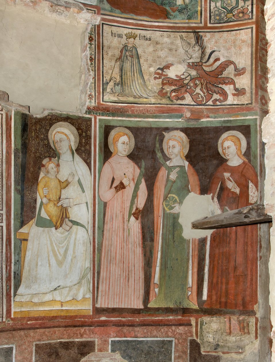 Norra tvärskeppet, ärkeängelns altare, Bakom altartavlan fresker av Bonifatius Bembo, Jungfru och barn Saint Aquilina och Saint Catherine of Alexandria, Ovan symbol för Umilitas av Bonifacio Bembo