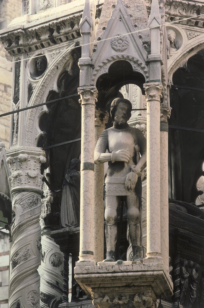 Detalj från Scaligers grav, 1277-1387 (marmor) av Bonino da Campione