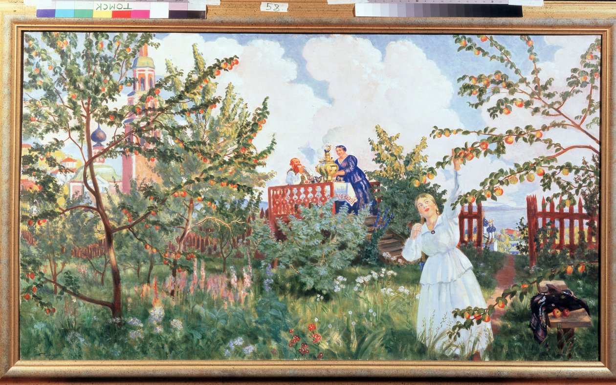 Äppelträdgården (Äppelträdgården). En kvinna i en vit klänning plockar en frukt från ett äppelträd, på en plattform, bakom henne, ett par dricker te, sittande nära ett bord med en rökande samovar. Verk av Boris Michaylovich Kustodiev (Kustodiev) (1878-1 av Boris Mikhailovich Kustodiev