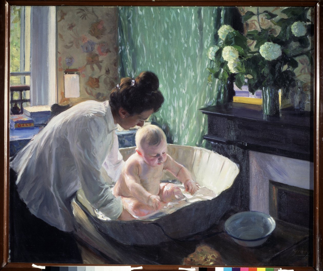 På morgonen (morgon). I en bekväm interiör (gardin, dekoration, blombukett, öppen spis), beskrivning av en vardaglig scen: en mamma lutar sig över sin baby, för att ge honom ett bad, i ett stort handfat placerat på ett bord, med tillgång av Boris Mikhailovich Kustodiev