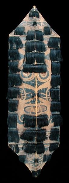 Sköld (målat trä och hår) (för baksida se 171762) av Bornean