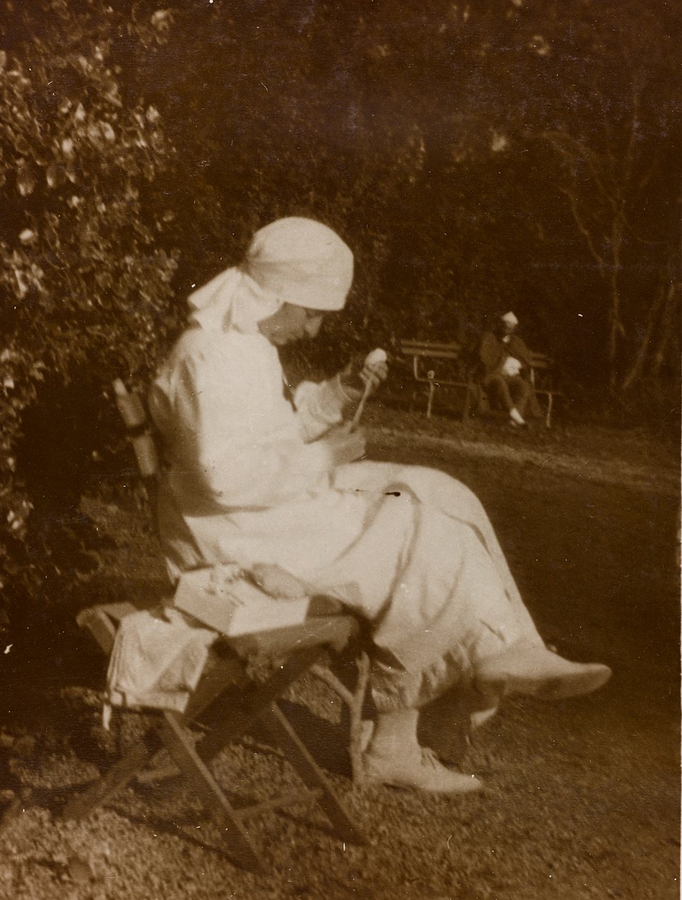 Album av första världskriget i Friuli-Venezia Giulia: porträtt av en Röda Korsets sjuksköterska i parken Villa Brazzà, hem till 17 av krigssjukhuset i Soleschiano Manzano (s/v foto) av Bourbon Del Monte