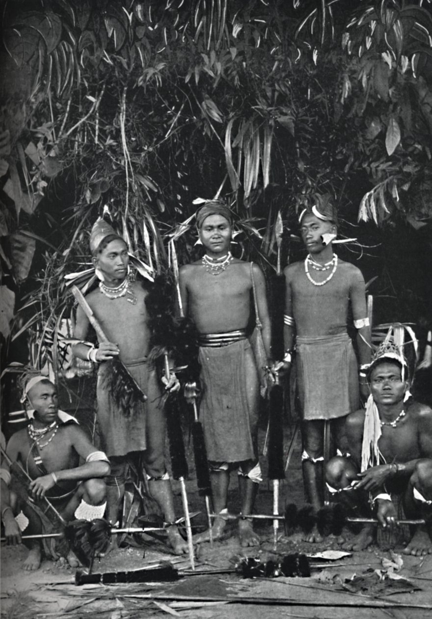 Angami Nagas i helklänning, 1902 av Bourne and Shepherd