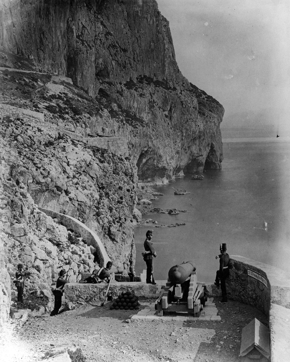 Europa Advance Battery, Gibraltar, ca 1868 av British Photographer