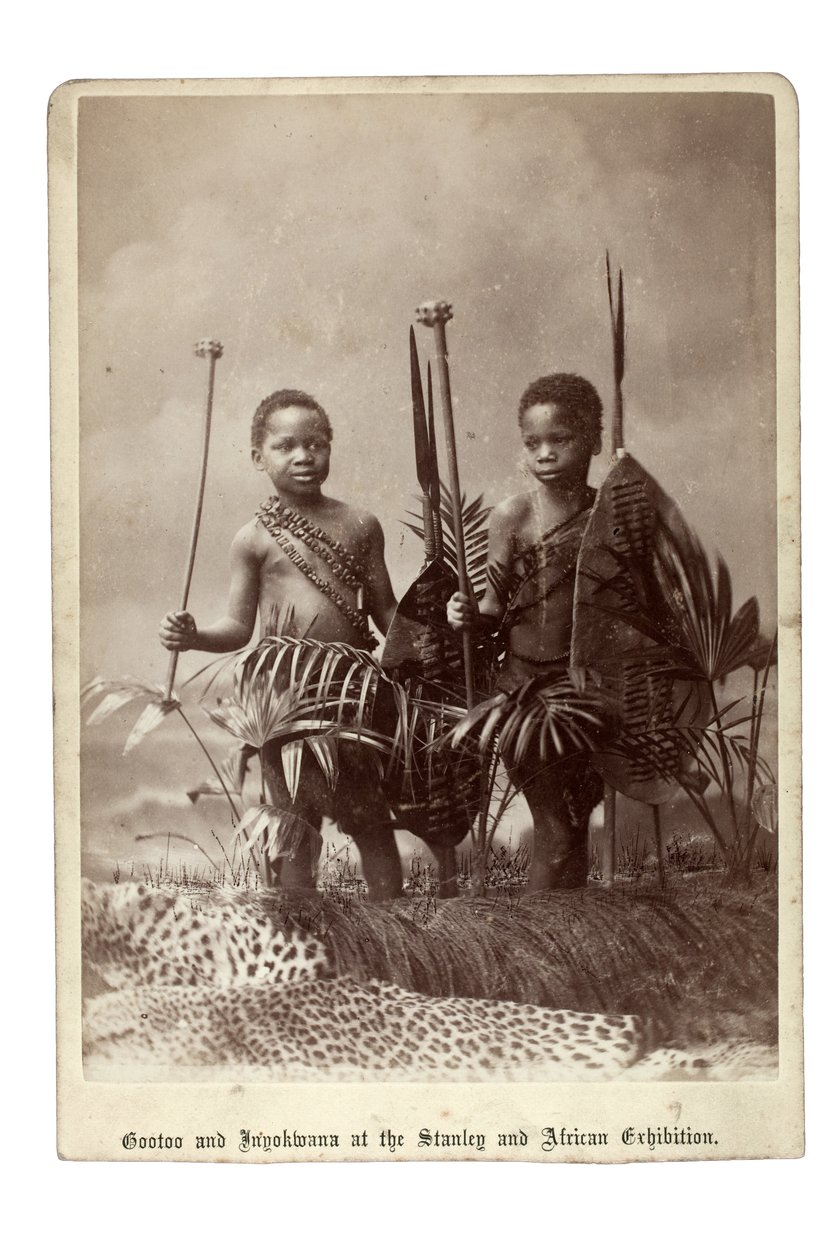 Gootoo och Inyokwana på Stanley and African Exhibition, London, 1890 (silvertryck av gelatin) av British Photographer