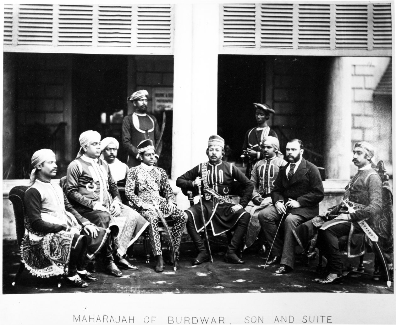 Maharaja Mahtab Chand Bahadur med sin son och svit, ca 1870-talet av British Photographer