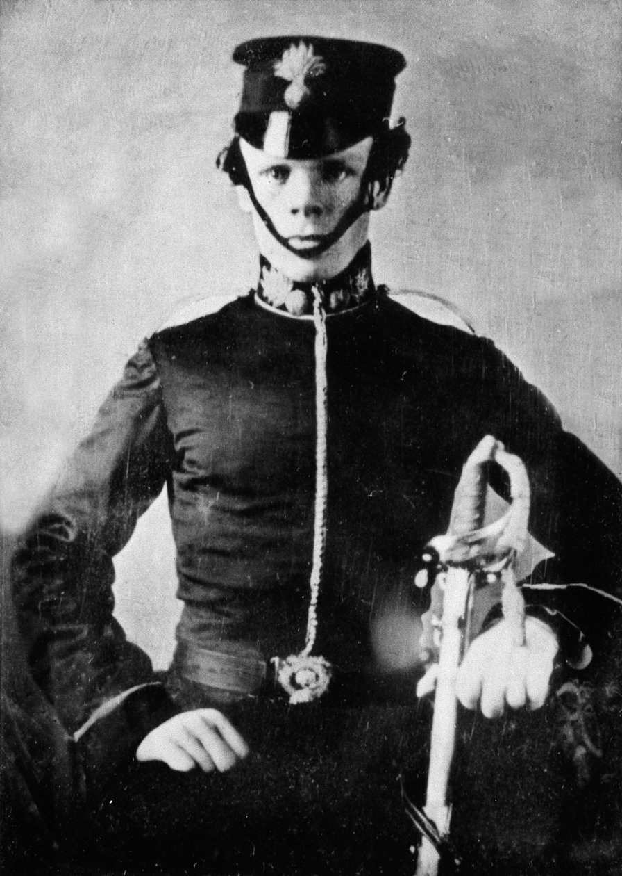 Porträtt av fänrik T. Cadell, 2nd European Fusiliers, och. (daguerreotypi) av British Photographer