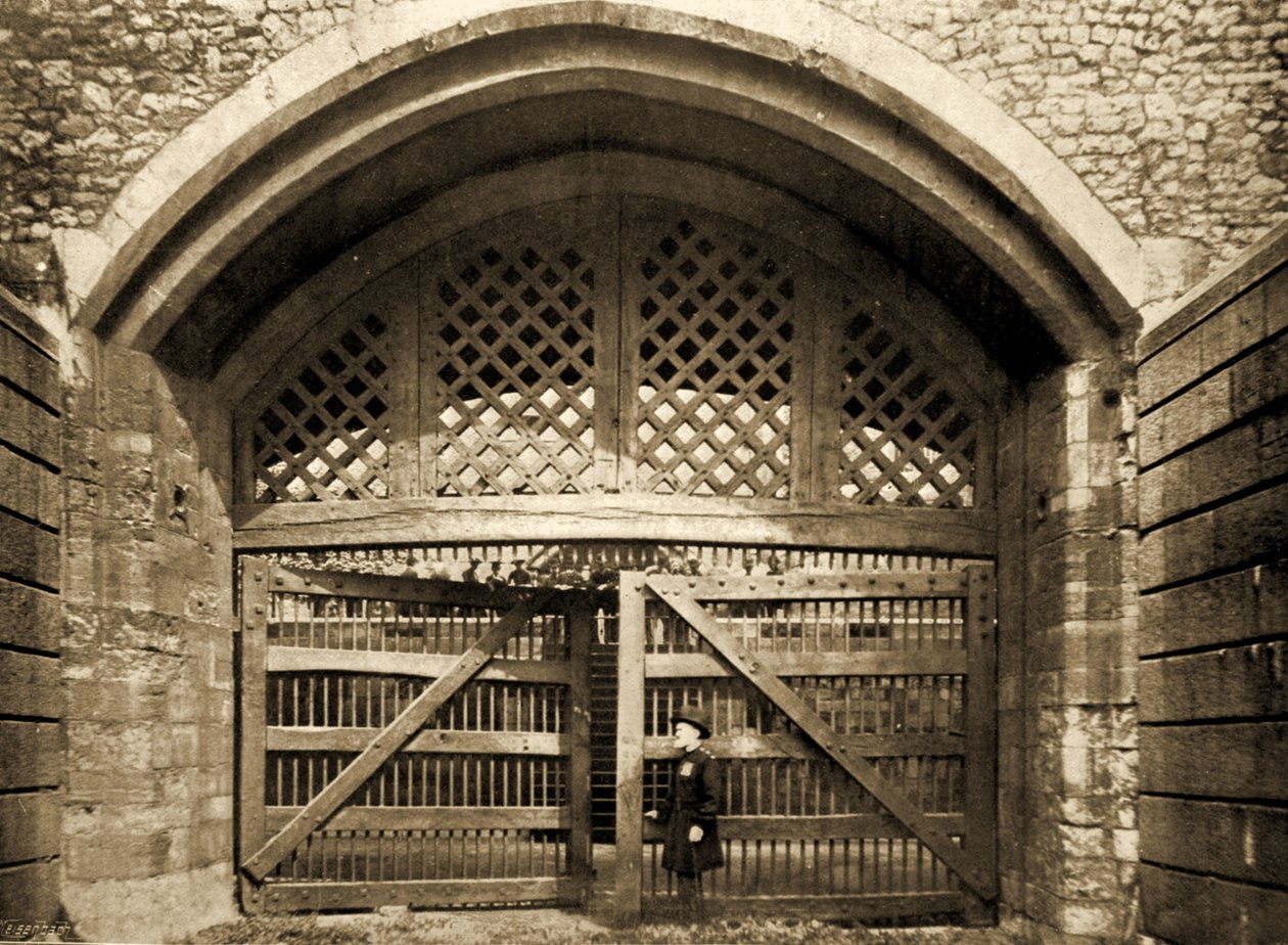 Traitors Gate, Tower of London och en Yeoman of the Guard, 1890 av British Photographer