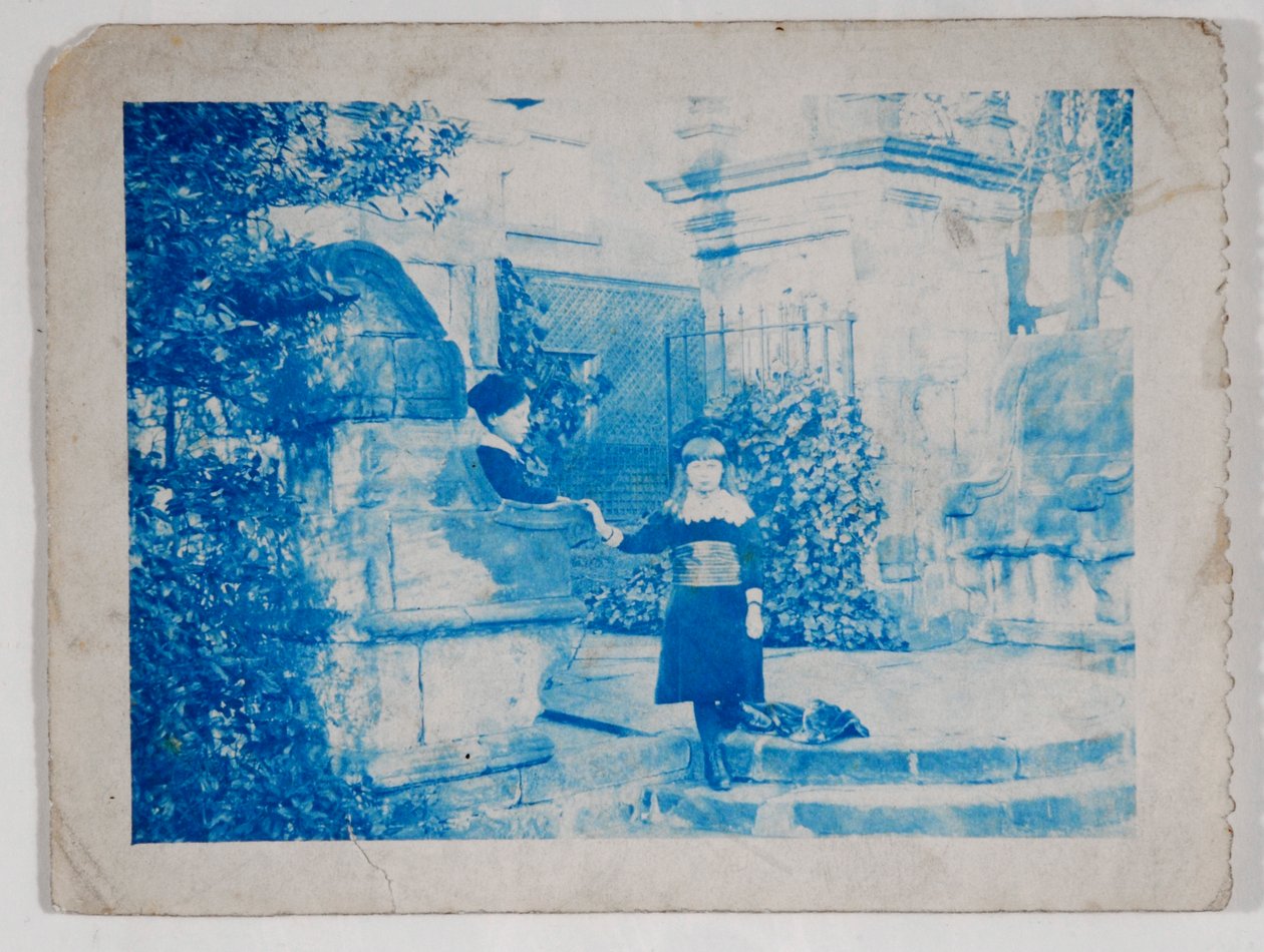 Elaine och Lancelot Grimshaw vid portarna till Knostrop Hall (cyanotyp) av British Photographer