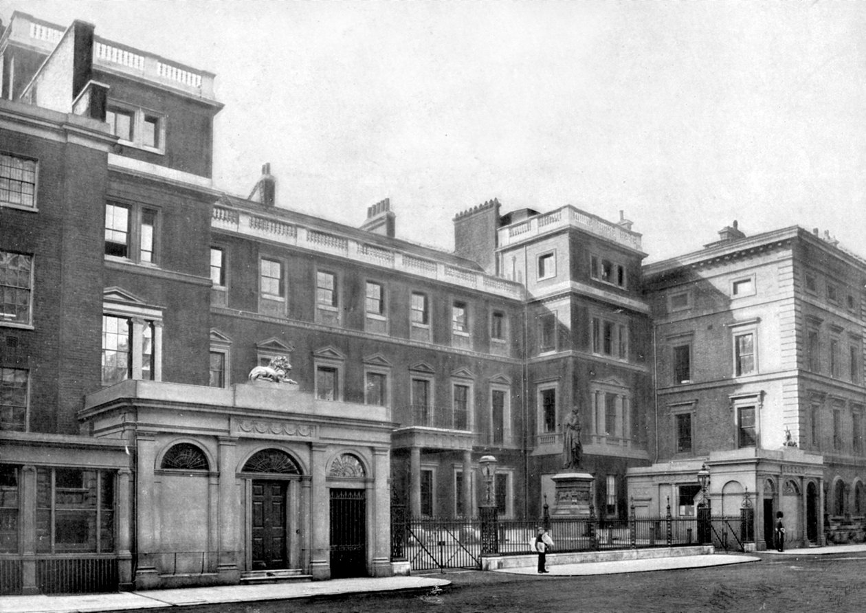 Fasad av krigskontoret, Cumberland House, Pall Mall, London, 1890 av British Photographer