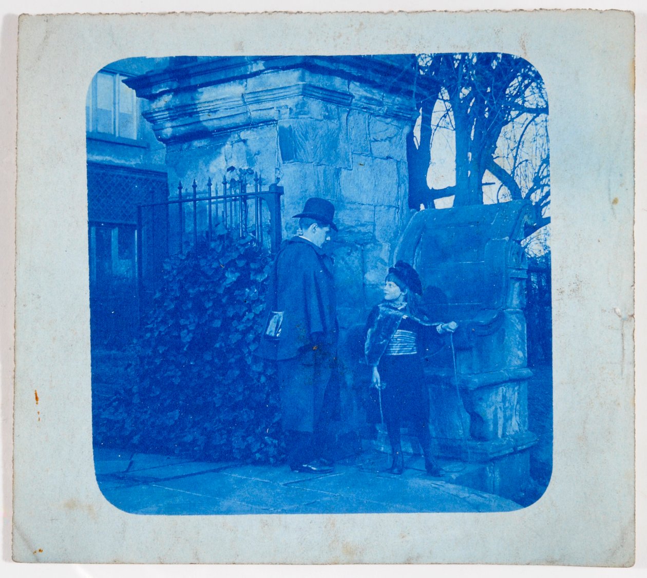 John Atkinson Grimshaw och Elaine Grimshaw vid portarna till Knostrop Hall (cyanotyp) av British Photographer