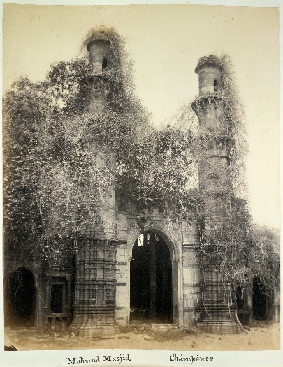 Mahmud Masjid (Nagina Masjid), Champaner, ca 1875 (s/v foto) av British Photographer